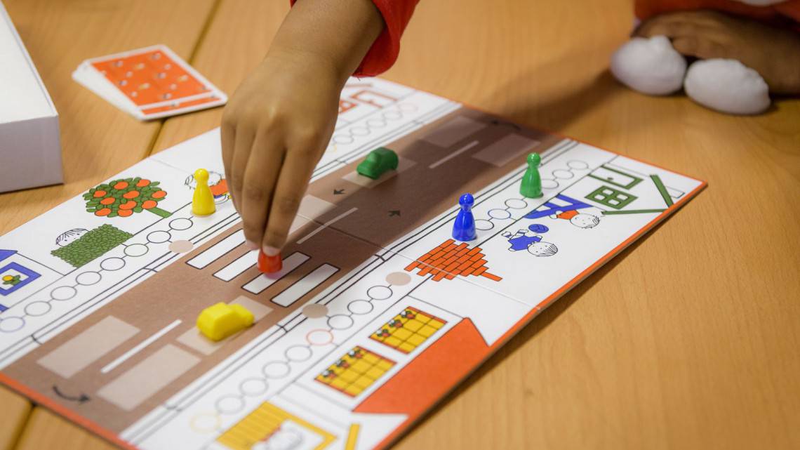 Verkeersspel thema verkeer thuis oefenen met kleuters en peuters leren door een spelletje te spelen over het verkeer oversteken stoppen bij stoeprand en vervoersmiddelen herkennen Dick bruna van nijntje spel