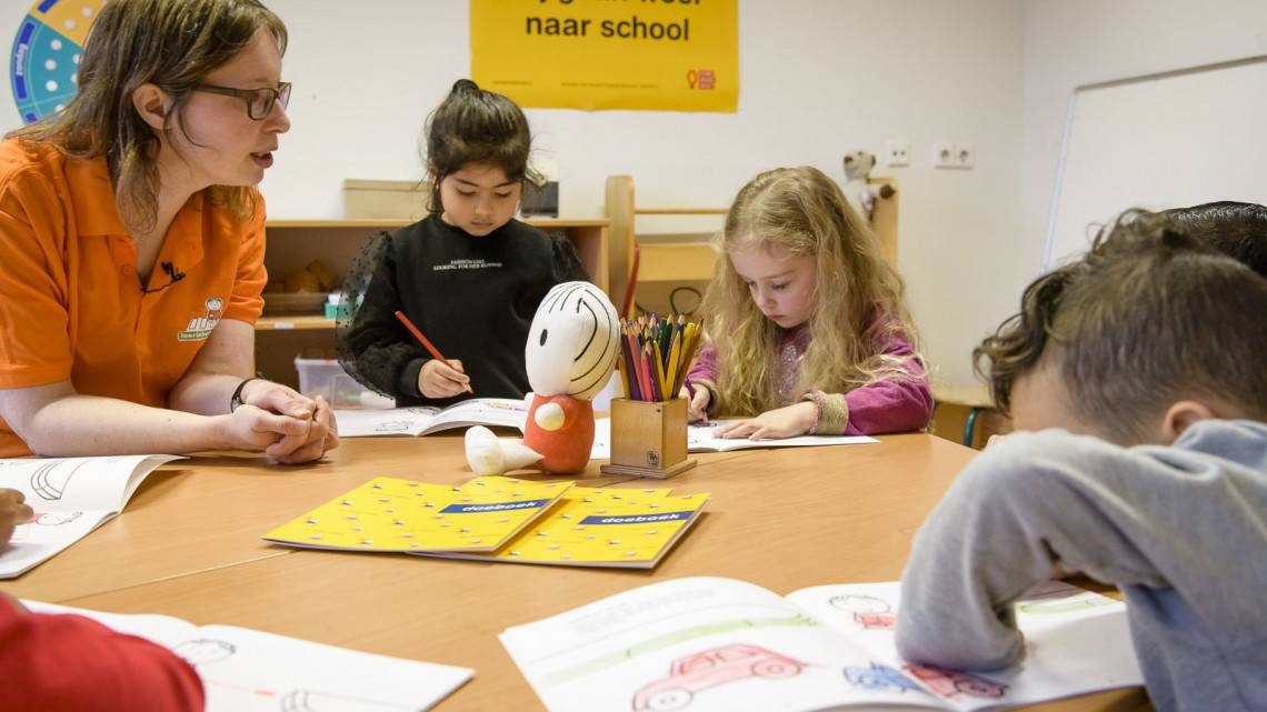 Doeboekjes oefeningen met spelletjes dick bruna van nijntje thema verkeer kleurplaat knutselwerkje tekenen kleuters en peuters oefenen verkeersregels thuis met ouders en spelen een spelletje