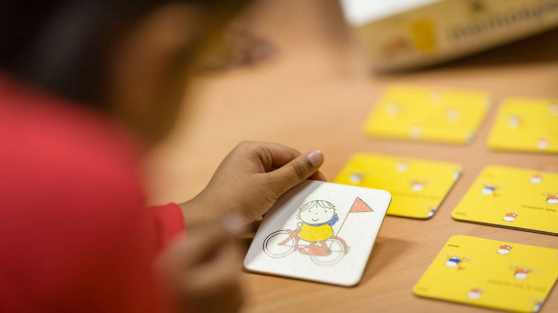 Memory spelen met kleuters en peuters terwijl je verkeersregels oefent thema verkeer thuiseducatie thuis scholing met kleine kinderen spelletje spelen Dick Bruna van nijntje verkeersspel