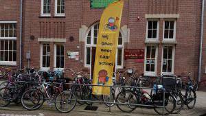 Campagne wij gaan weer naar school dick bruna nijntje beachflag strandvlag vlag begin schooljaar start opletten op kinderen die fietsen en lopen naar school verkeersveiligheid rondom scholen in schoolzones voorkomen ongelukken fietsende kleuters peuters