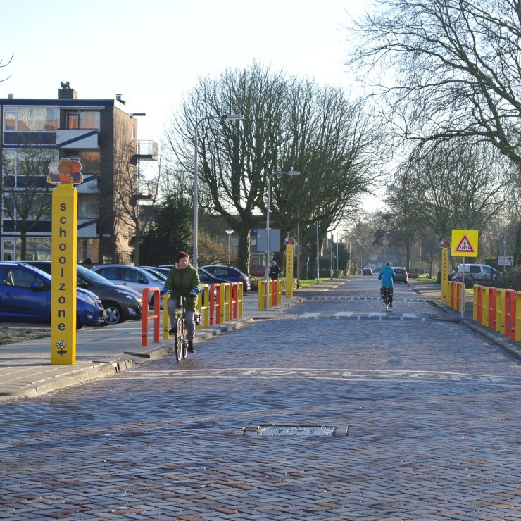 Dick Bruna nijntje verkeersbord voor route naar school rondom scholen en schoolzones om kinderen veiliger naar school te laten gaan en ze de verkeersregels te leren gele attentiepaal verkeerszuil paal met poppetjes er op