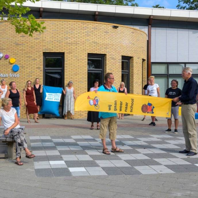 foto joachim de Ruijter Beachflag Dick Bruna campagne 'wij gaan weer naar school' bekend van nijntje verkeersveiligheid kinderen in gemeente Harlingen 