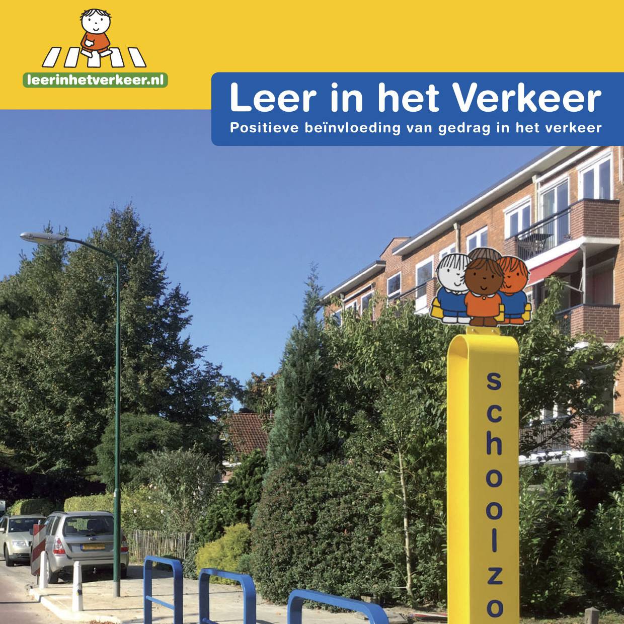 Brochure folder Leer in het Verkeer met uitleg over het verkeersprogramma met Dick Bruna afbeeldingen waarin de verschillende onderdelen zoals het verkeerslespakket de verkeersborden en de boekjes en oefenmaterialen voor thuis worden besproken 