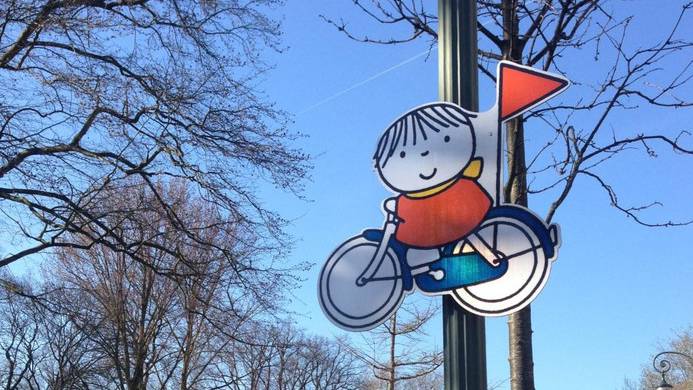 Tentoonstelling Centraal Museum Utrecht Dick Bruna aandacht verkeersborden met afbeeldingen tekenaar nijntje snelheidsaanduiding voor verkeersveiligheid woonwijk op straat kinderen en kleuters en peuters het bord met fietsertje en vlaggetje maakt bewust 