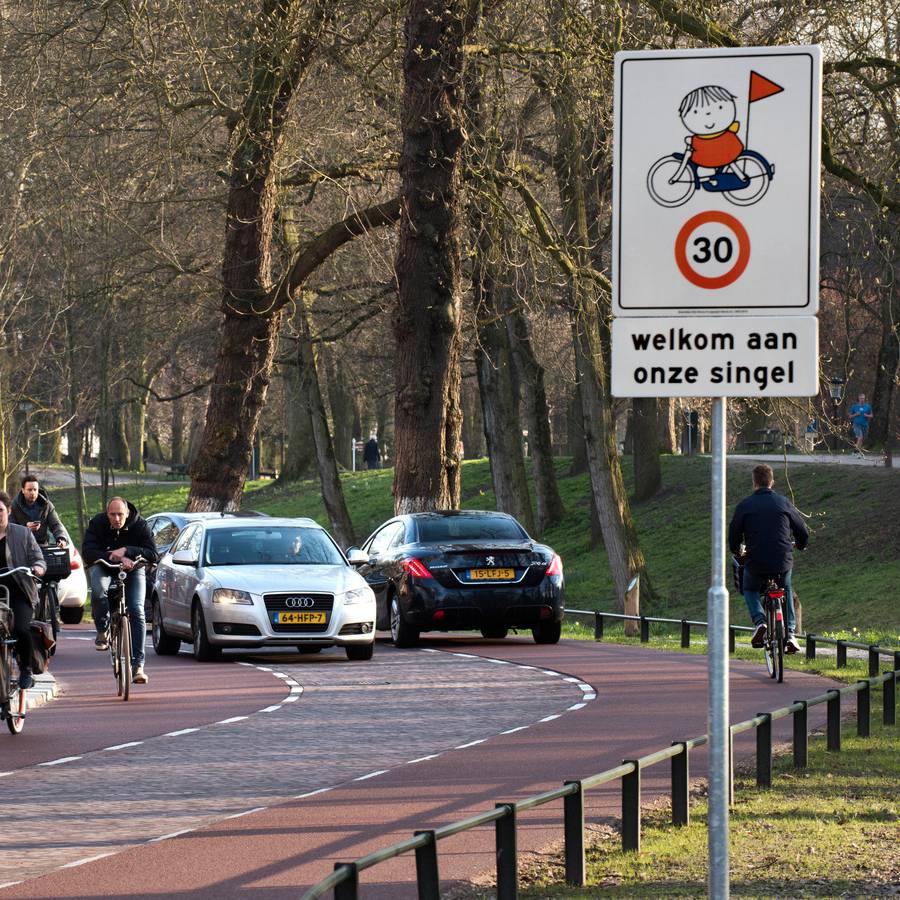 Verkeersbord Maliensingel Utrecht Dick Bruna van nijntje met fietser kind en vlaggetje en snelheidsaanduiding 30 kilometer snelheid om weggebruikers zoals automobilisten te wijzen op kinderen in het verkeer en bewust te maken dat ze langzamer gaan rijden 