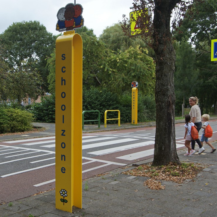 ouderbetrokkenheid bij verkeerseducatie van groot belang verkeersouders kunnen tasje met oefenstof voor kleuters en peuters bestellen met daarin voorleesboekje van dick bruna van nijntje en een kleurplaten en oefenboekje versjes die leren verkeersregels