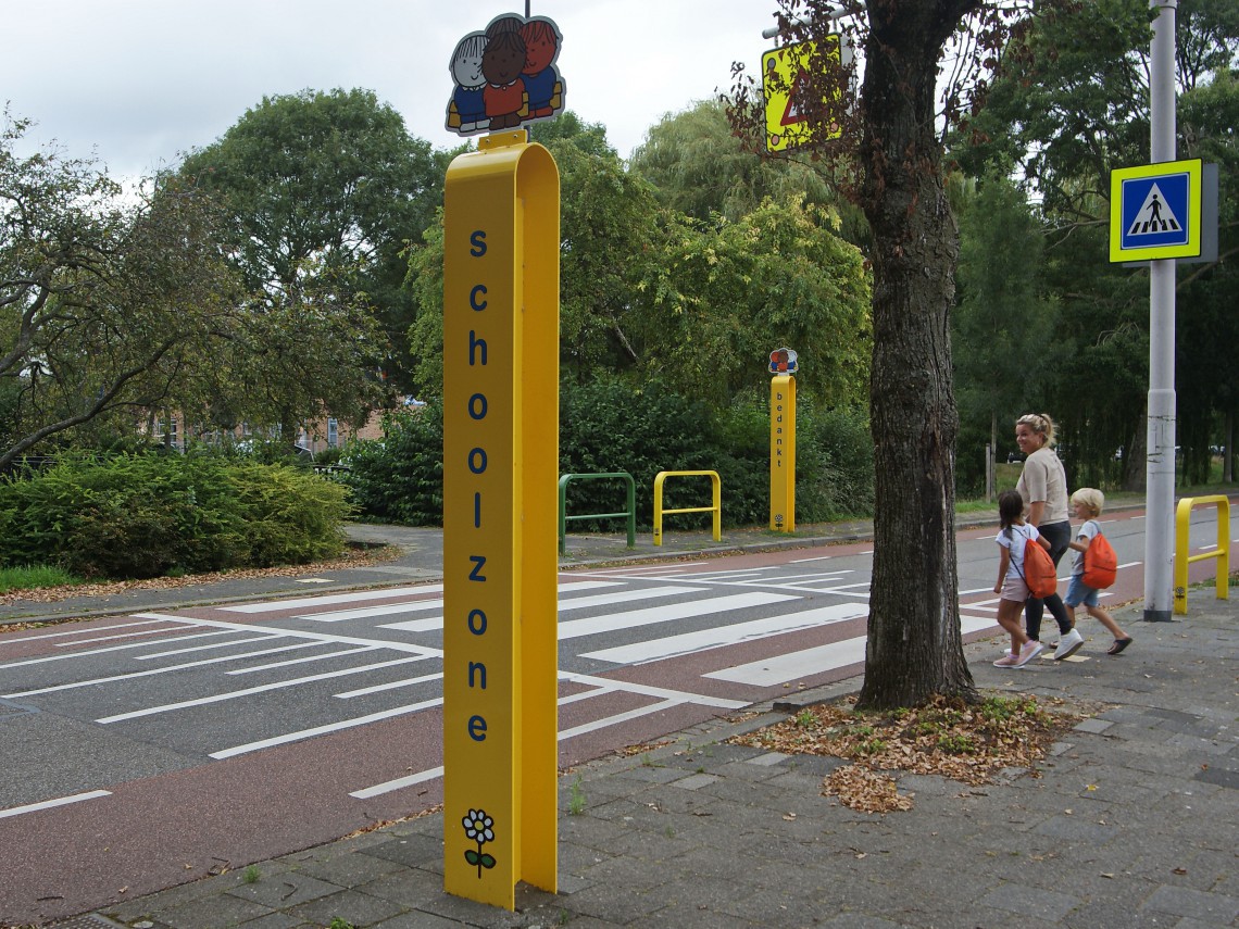 verkeer oefenen op straat met kleine kinderen dick bruna bekend van nijntje helpt kinderen verkeersregels leren in de praktijk peuters en kleuters in het verkeer oversteken bij zebrapad en stoppen bij stoeprand links rechts kijken