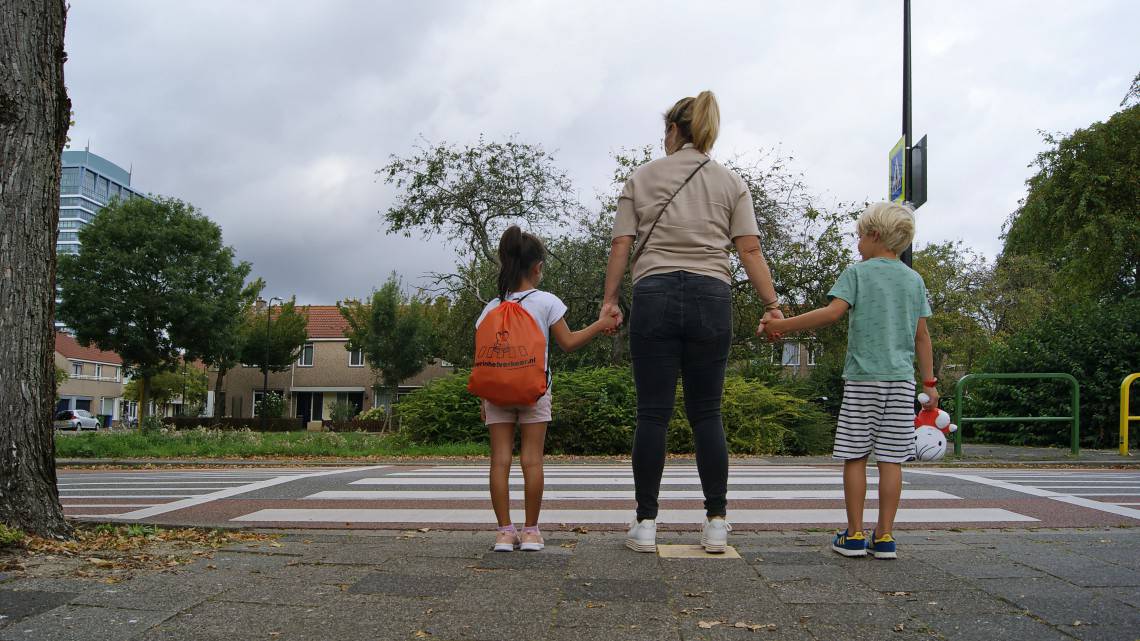 Thuis en op straat verkeer oefenen met kleuters en peuters tijdens een wandeling verkeersregels in praktijk oversteken zebrapad verkeersles voor thuis ouders geven thuis educatie thema verkeer