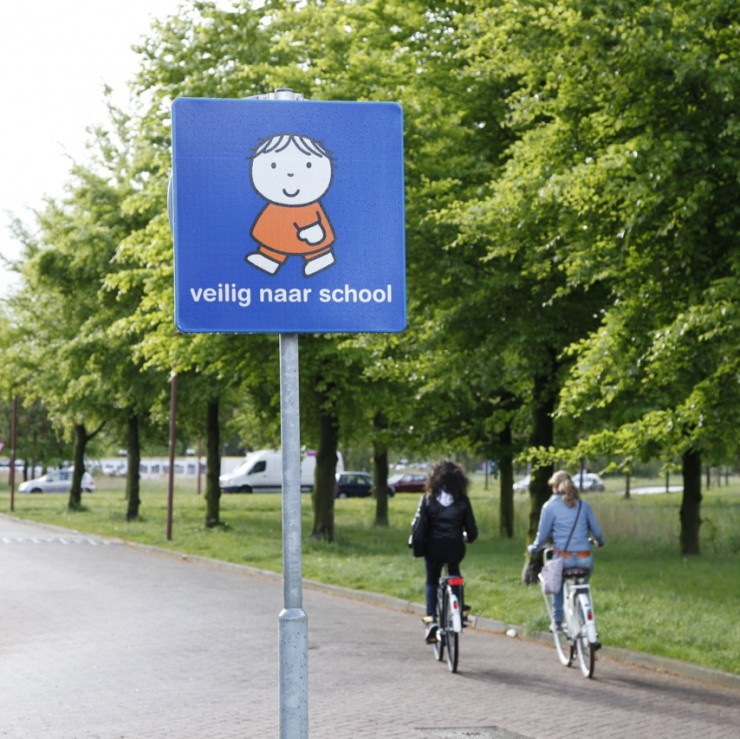 Dick Bruna nijntje verkeersbord voor route naar school rondom scholen en schoolzones om kinderen veiliger naar school te laten gaan en ze de verkeersregels te leren blauw bord met joep