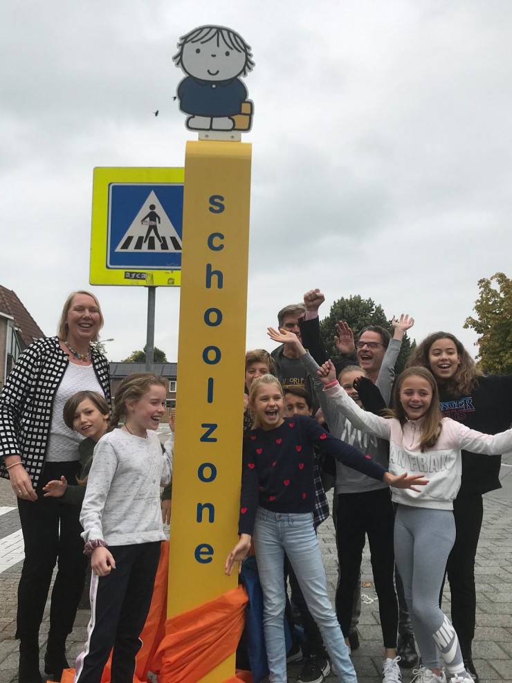 Dick Bruna van nijntje piet mondriaanschool attentiepaal verkeerszuil verkeerspaal met afbeelding joep gele paal om schoolzone en schoolomgeving mee aan te duiden en markeren ronde venen kinderen en verkeersveiligheid veilige schoolomgeving oversteken