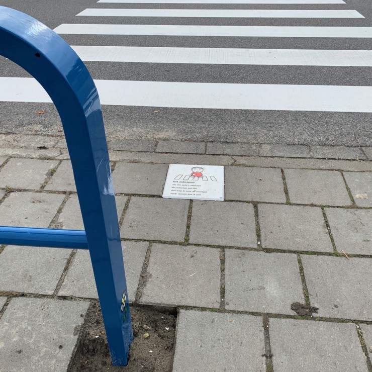 Dick Bruna van nijntje afzetbeugel afzethekje verkeerszuil verkeerspaal met afbeelding joep gele paal om schoolzone en schoolomgeving mee aan te duiden en markeren ronde venen kinderen en verkeersveiligheid veilige schoolomgeving oversteken