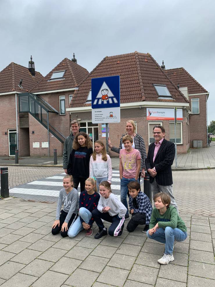 Dick Bruna van nijntje lesbord verkeersbord Piet Mondriaanschool  joep gele paal om schoolzone en schoolomgeving mee aan te duiden en markeren ronde venen kinderen verkeersveiligheid veilige schoolomgeving 