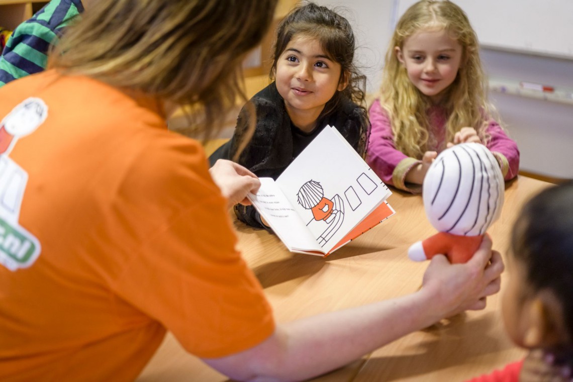 voorlezen uit dick bruna stoeprand stop! boekje voor kleuters en peuters educatief thema verkeer leren links en rechts te kijken bij oversteken en andere verkeersregels voor kleine kinderen