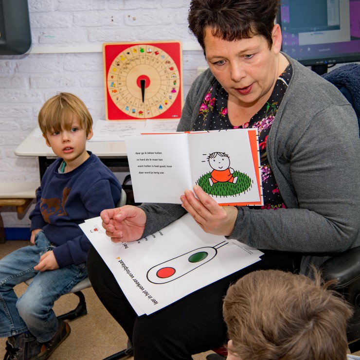 Dick Bruna bekend van nijntje verkeersles materialen voor peuters en kleuters met voorlees boekje en verkeersles werkboekjes en spelletjes knutselwerkjes om verkeersregels te leren op school