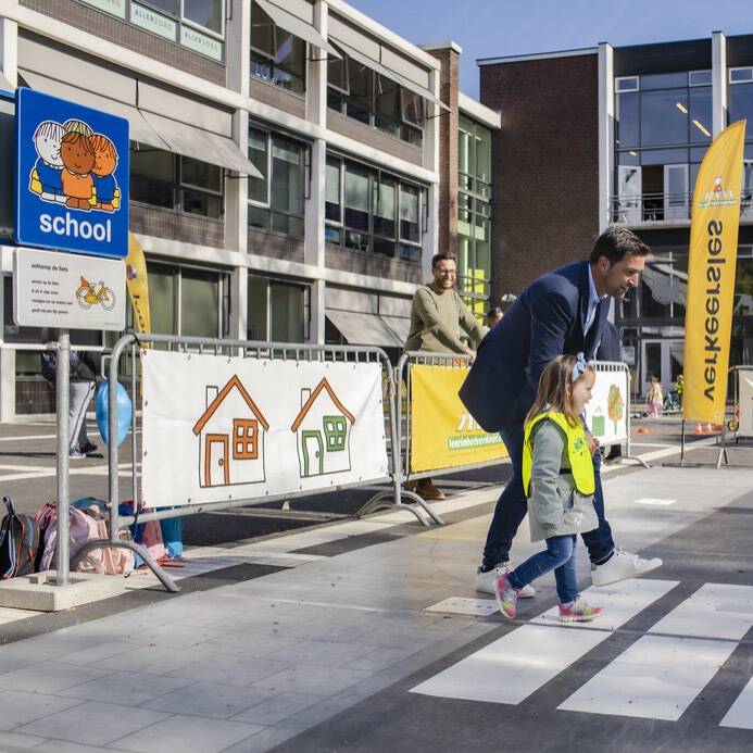 Wethouder van Asten op Dick Bruna oefenstraat op eerste Haagse Verkeersdag 