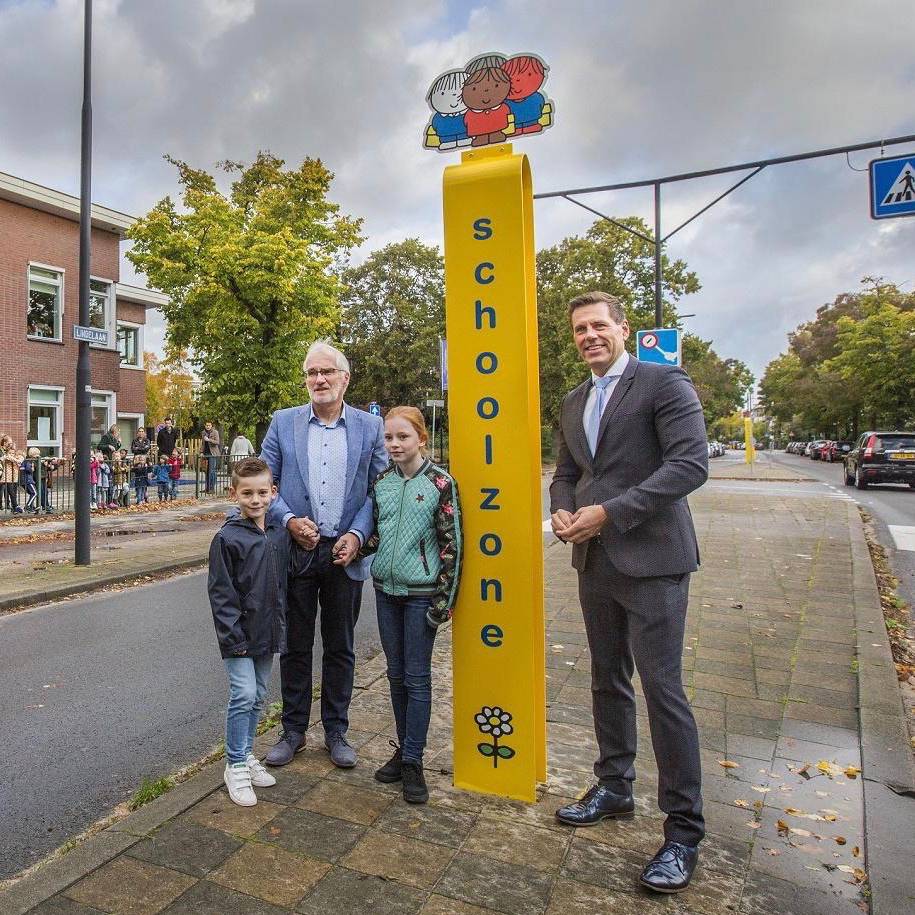 Alle scholen in de gemeente rijswijk krijgen een verkeersveilige Dick Bruna schoolzone. De omgeving van de school wordt zo ingericht dat kinderen veiliger van en naar school kunnen met behulp van verkeersborden en verkeerspalen met nijntje afbeeldingen 