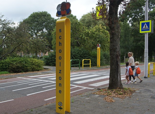 Dick Bruna schoolzone in Rijswijk komt mede tot stand door ouders in de gemeente die zich inzetten voor verkeersveiligheid van kinderen. Veilig oversteken en verkeersregels leren begint al bij peuters en kleuters in het verkeer