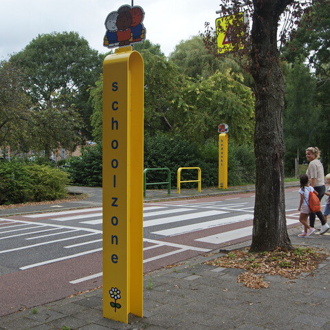 Veilige schoolzone met attentiepalen van Dick Bruna