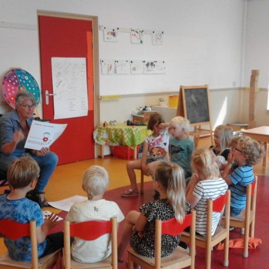 Dick Bruna verkeersles herkenbaar van nijntje voor kleuters en peuters in de klas om te oefenen met verkeersregels en het leren van verkeersborden en hun betekenis leuk en vrolijk en super leerzaam voor de aller kleinste van de school