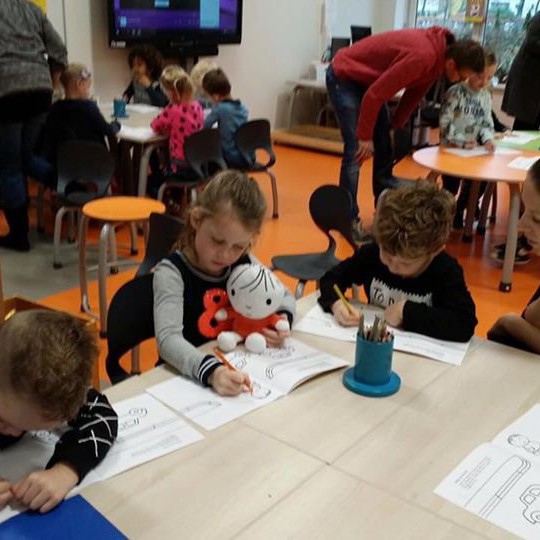 Dick Bruna verkeersles herkenbaar van nijntje voor kleuters en peuters in de klas om te oefenen met verkeersregels en het leren van verkeersborden en hun betekenis leuk en vrolijk en super leerzaam voor de aller kleinste van de school verkeerseducatie