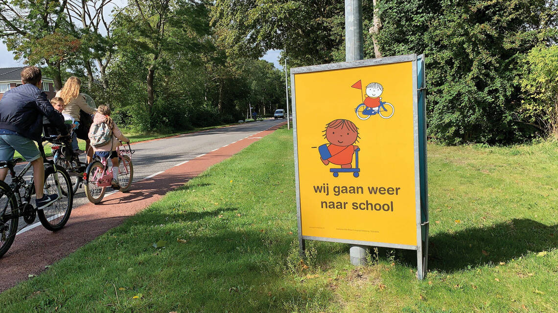 Driehoeksbord met posters | Campagne 'wij gaan weer naar school' | Leer in het Verkeer