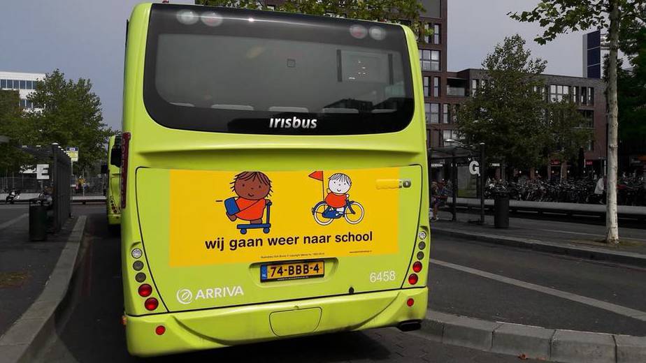 Campagne wij gaan weer naar school dick bruna nijntje bussticker busreclame begin van schooljaar start opletten op kinderen die fietsen en lopen naar school verkeersveiligheid rondom scholen in schoolzones voorkomen ongelukken fietsende kleuters peuters