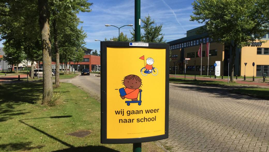 Campagne wij gaan weer naar school dick bruna nijntje posters op straat aan begin van schooljaar start opletten op kinderen die fietsen en lopen naar school verkeersveiligheid rondom scholen in schoolzones voorkomen ongelukken fietsende kleuters peuters