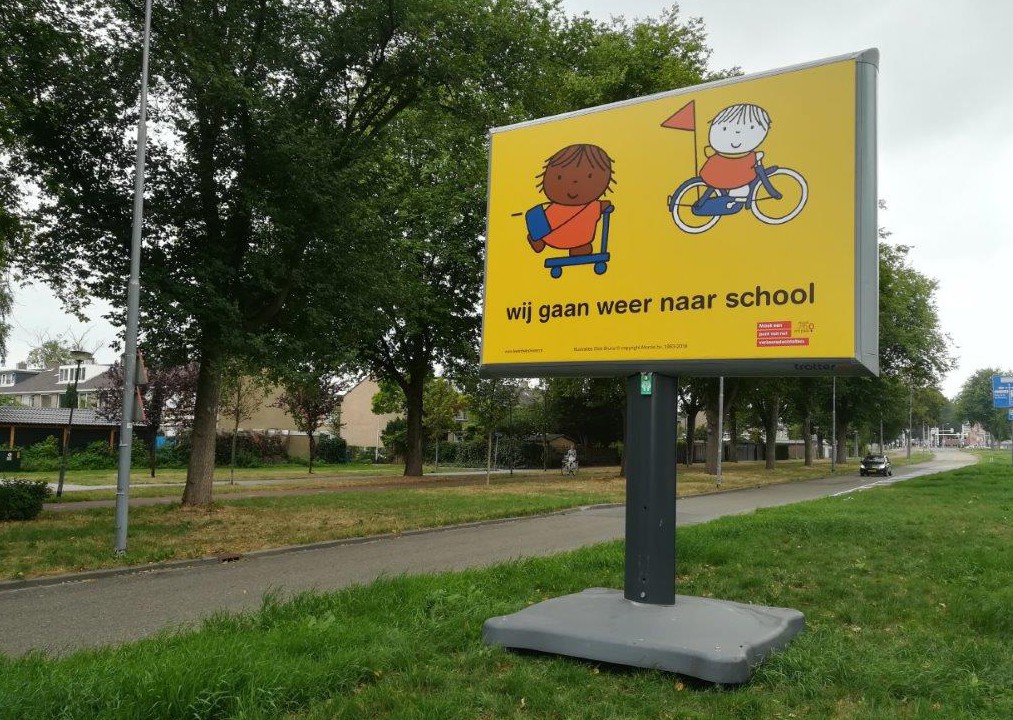 start schooljaar scholen weer zijn begonnen trotter verkeersveilig campagne wij gaan weer naar school weggebruikers automobilsten worden hiermee gewezen op hun rijgedrag en de aanwezigheid van kinderen in het verkeer schoolomgeving schoolzone bilboard