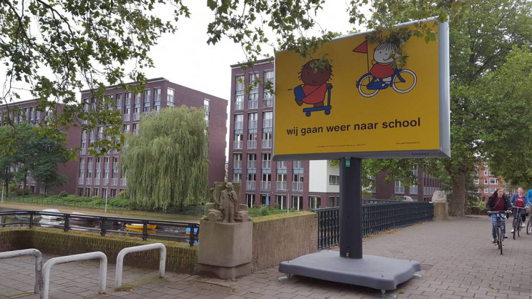 Campagne wij gaan weer naar school dick bruna Nijntje trotter bilboard reclamezuil begin schooljaar start opletten kinderen die fietsen en lopen naar school verkeersveiligheid rondom scholen in schoolzones voorkomen ongelukken fietsende kleuters peuters