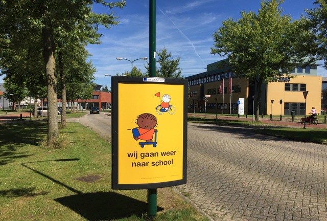 start schooljaar scholen weer zijn begonnen trotter verkeersveilig campagne wij gaan weer naar school weggebruikers automobilsten worden hiermee gewezen op hun rijgedrag en de aanwezigheid van kinderen in het verkeer schoolomgeving schoolzone poster