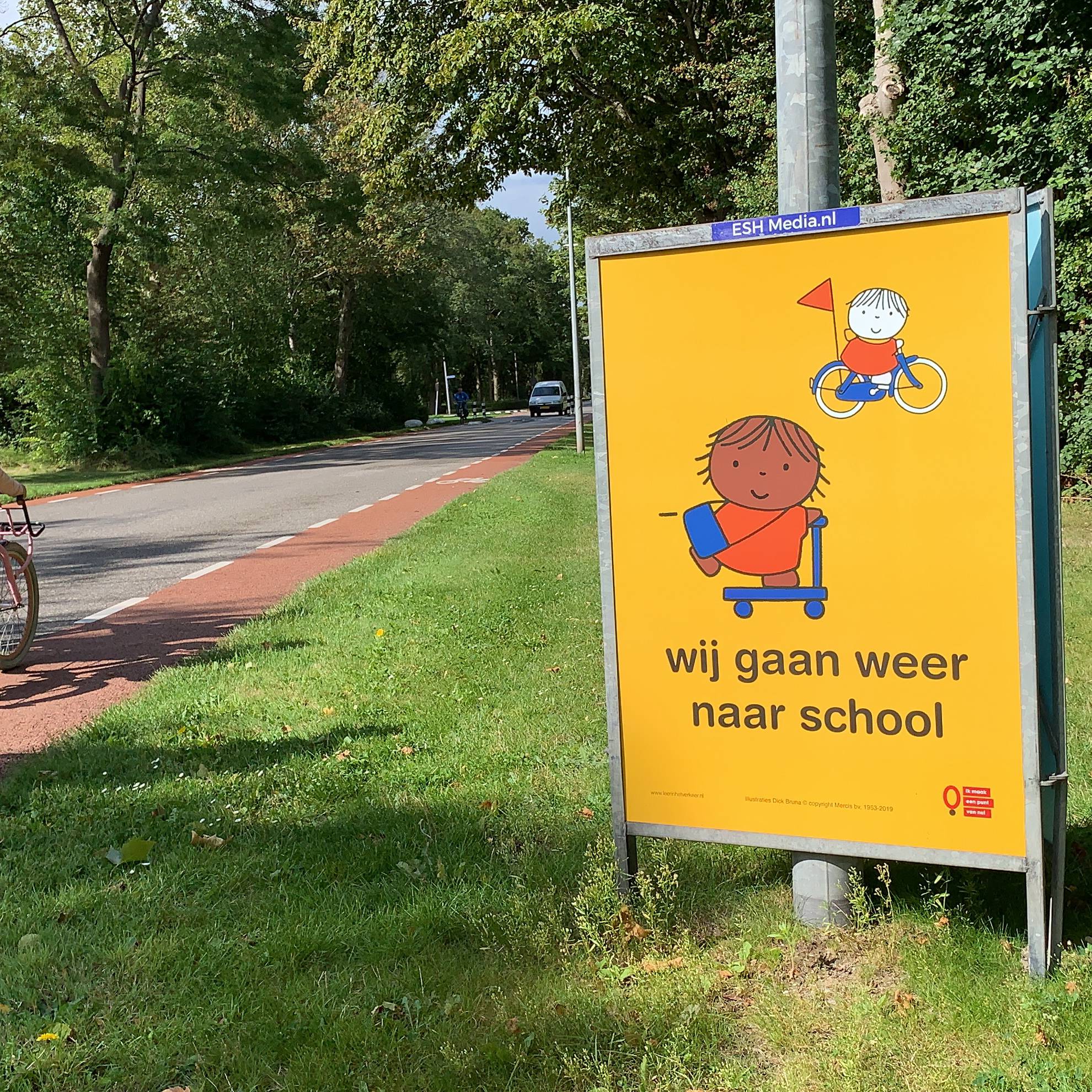 start schooljaar als de scholen weer zijn begonnen verkeersveilig met campagne wij gaan weer naar school weggebruikers en automobilsten worden hiermee gewezen op hun rijgedrag en de aanwezigheid van kinderen in het verkeer en de schoolomgeving schoolzone