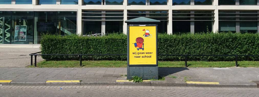 Campagne wij gaan weer naar school dick bruna nijntje posters op straat aan begin van schooljaar start opletten op kinderen die fietsen en lopen naar school verkeersveiligheid rondom scholen in schoolzones voorkomen ongelukken fietsende kleuters peuters