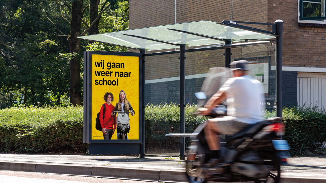 Abri poster | Campagne 'wij gaan weer naar school' | Leer in het Verkeer
