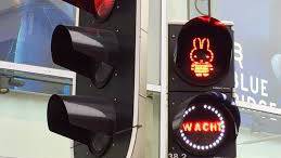 Tentoonstelling Dick bruna nijntje stoplicht verkeer in utrecht in woonwijken en schoolzones verkeersborden en straatborden met snelheid en fietser of step kinderen veiliger in het verkeer en weggebruikers bewust te maken van schoolgaande kinderen