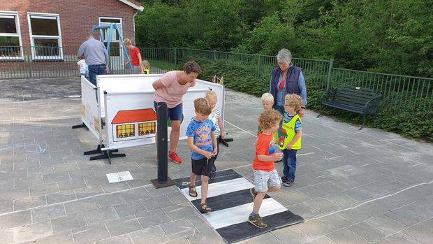 Dick Bruna Leer in het verkeer verkeersles voor peuters en kleuters nijntje veilig verkeer oversteken stoeprand stop joep in het verkeer samenwerking met veilig verkeer nederland ROF provincie friesland kinderen in het verkeer thema verkeersouder 