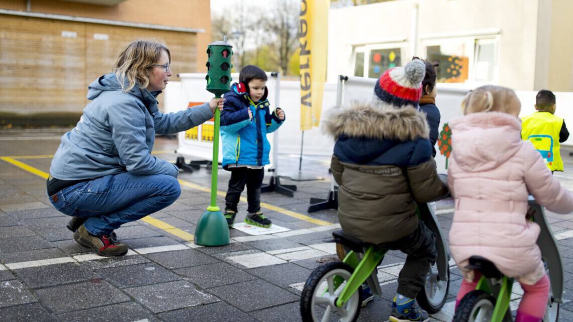 Oversteek- en fietsles met de Dick Bruna oefenstraat