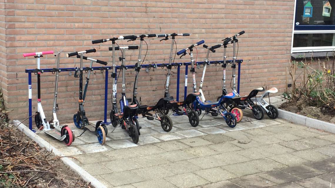 Tjinco Stepstalling gemaakt om stepjes te parkeren en te stallen op het schoolplein