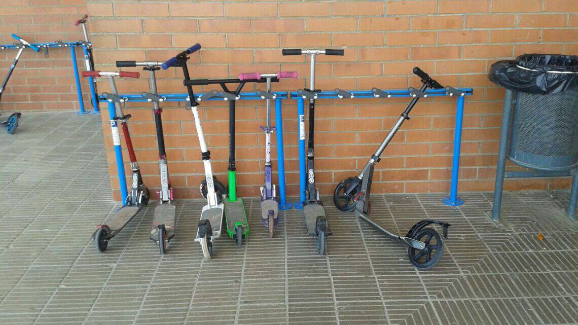 Tjinco Stepstalling gemaakt om stepjes te parkeren en te stallen op het schoolplein