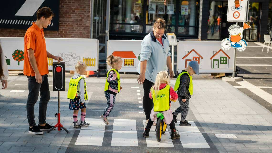 Dick Bruna oefenstraat voor peuters en kleuters tijdens verkeersdag