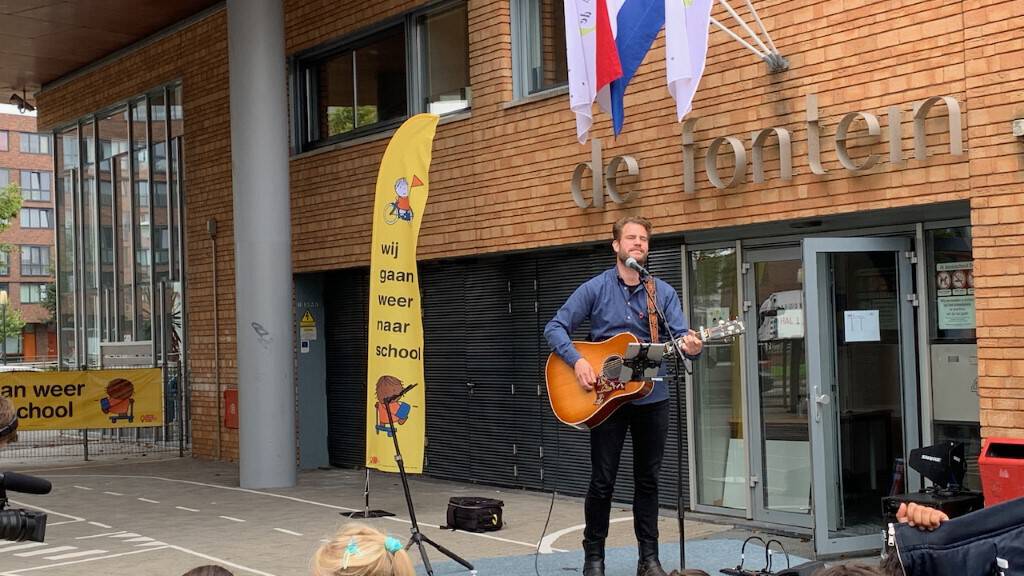 Tim Akkerman zingt campagnelied 'wij gaan weer naar school' 