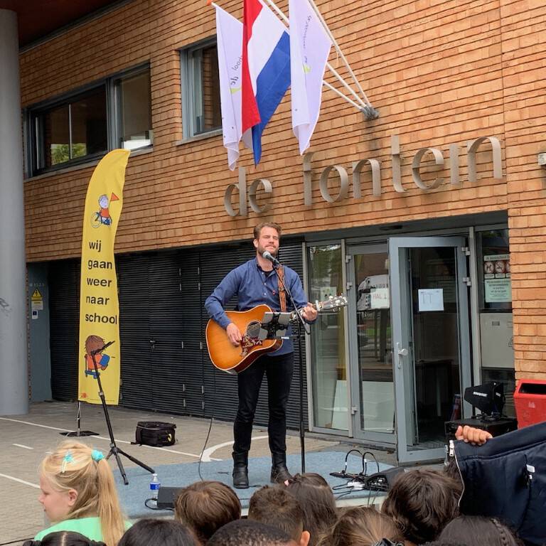 Tim Akkerman zingt campagnelied van Leer in het Verkeer 'wij gaan weer naar school' 