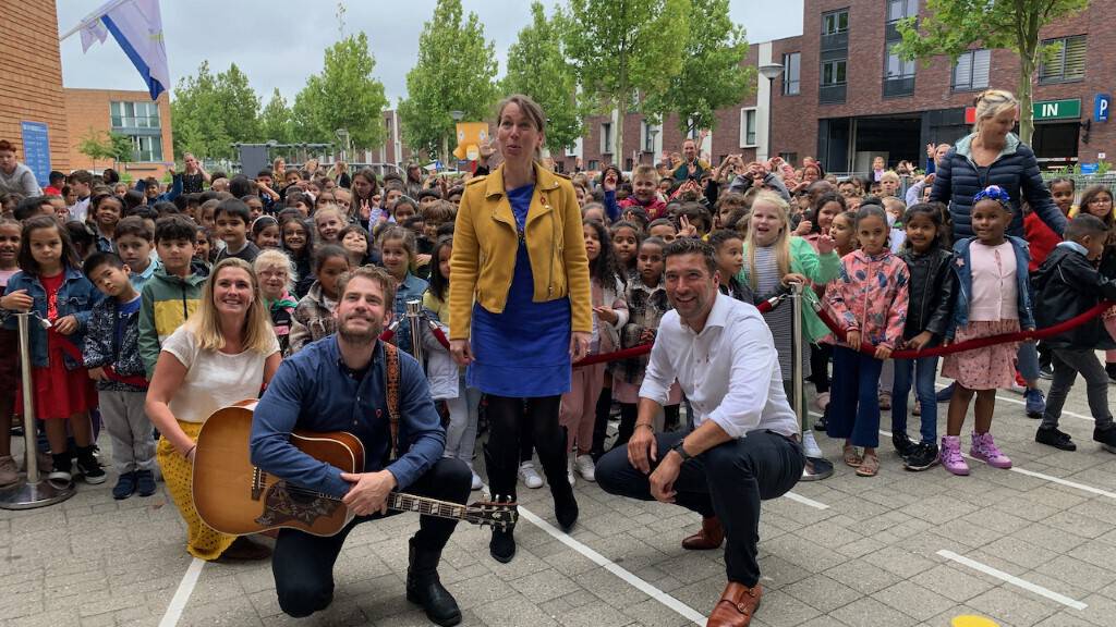 Tim Akkerman zingt campagnelied 'wij gaan weer naar school' 