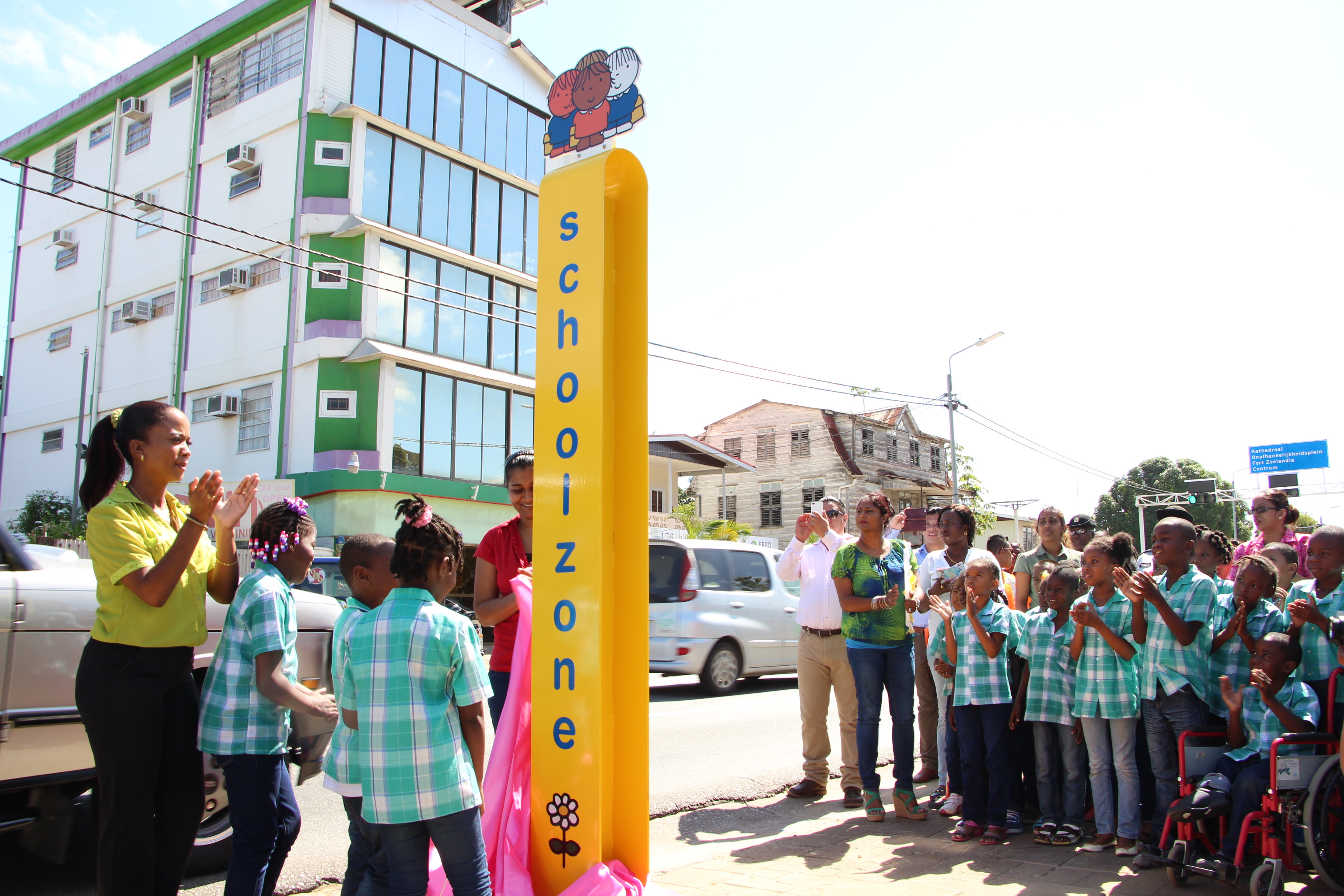 schoolzone suriname leer in het verkeer