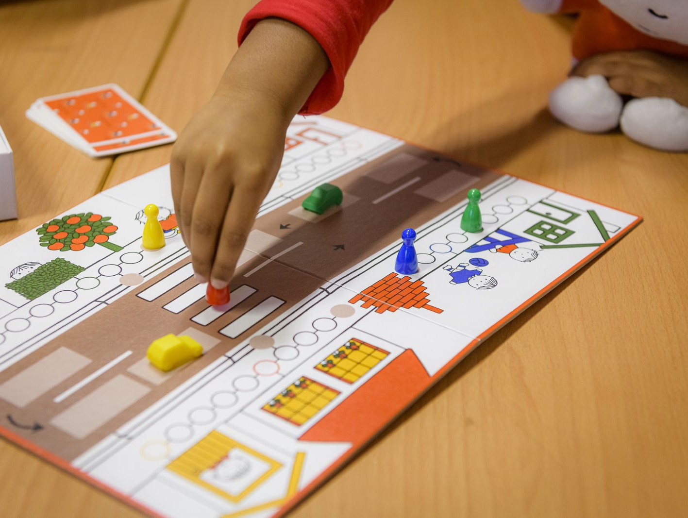 Oefenen van de verkeersregels thuis met het Leer in het Verkeer verkeersspel. 