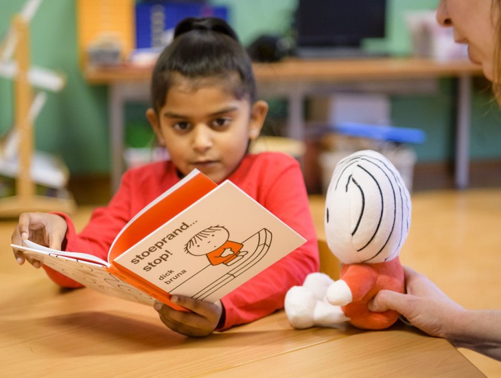 Dick bruna van Nijntje lespakket voor kleuters en peuters verkeersles voor kleine kinderen voor meer verkeersveiligheid leuk thema verkeersles spelen en leren herkenbaar en vrolijk verkeersleerkracht in de klas oefenen verkeer