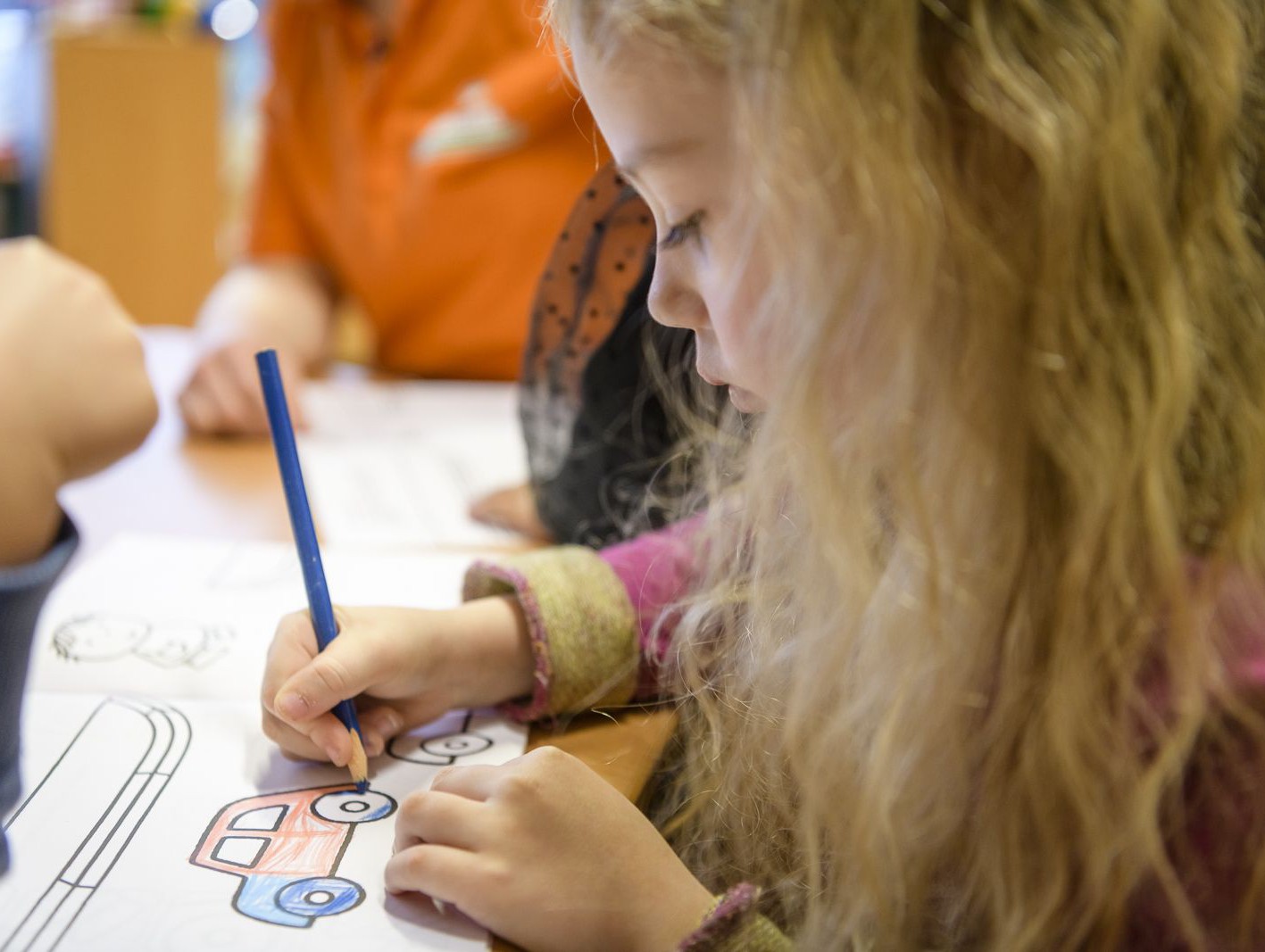 Verkeersles of verkeerseducatie voor peuters en kleuters met Dick Bruna van nijntje lesprogramma tekeningen in lespakket waar kinderen leren over verkeer door spelenderwijs spelletjes kleurplaten te memory te spelen verkeersborden leren verkeersregels  