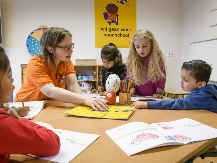 Dick bruna van Nijntje lespakket voor kleuters en peuters verkeersles voor kleine kinderen voor meer verkeersveiligheid leuk thema verkeersles spelen en leren herkenbaar en vrolijk verkeersleerkracht in de klas oefenen verkeer