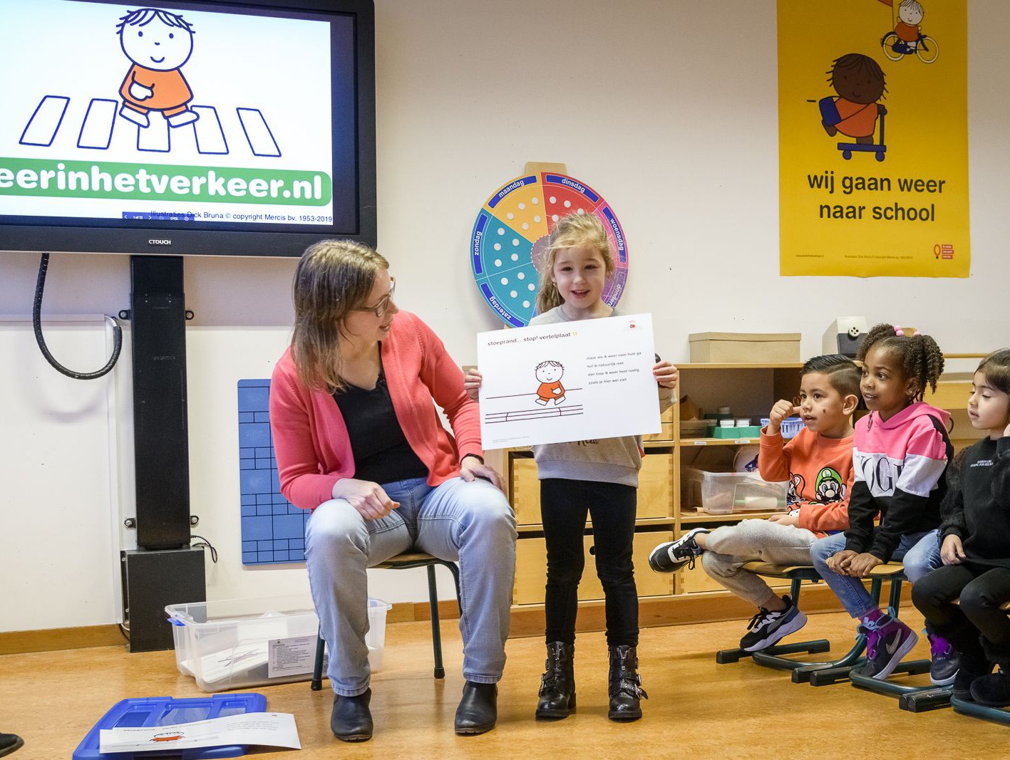 Verkeersles of verkeerseducatie voor peuters en kleuters met Dick Bruna lesprogramma. Kinderen leren spelenderwijs de verkeersregels.