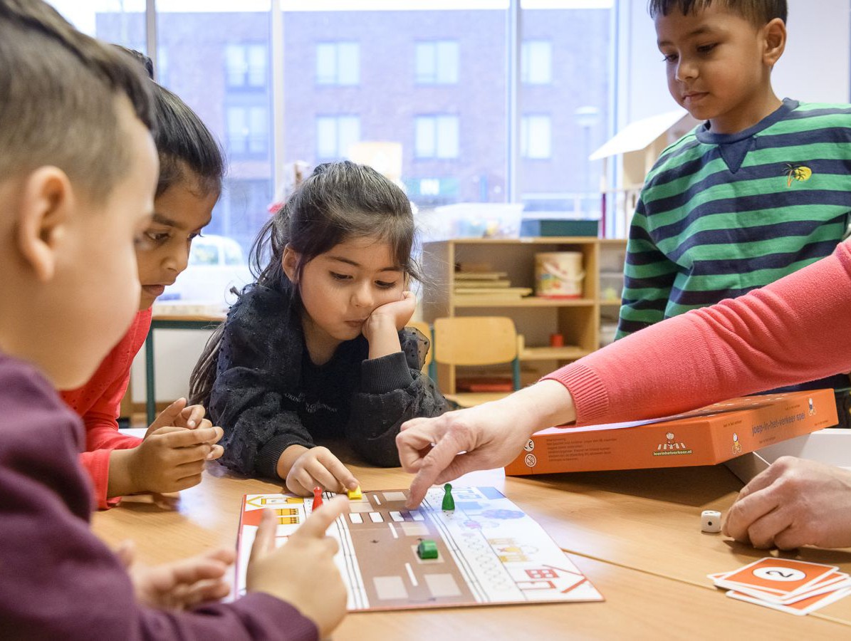 Verkeersles of verkeerseducatie voor peuters en kleuters met Dick Bruna van nijntje lesprogramma tekeningen in lespakket waar kinderen leren over verkeer door spelenderwijs spelletjeskleurplaten te memory te spelen verkeersborden leren verkeersregels  