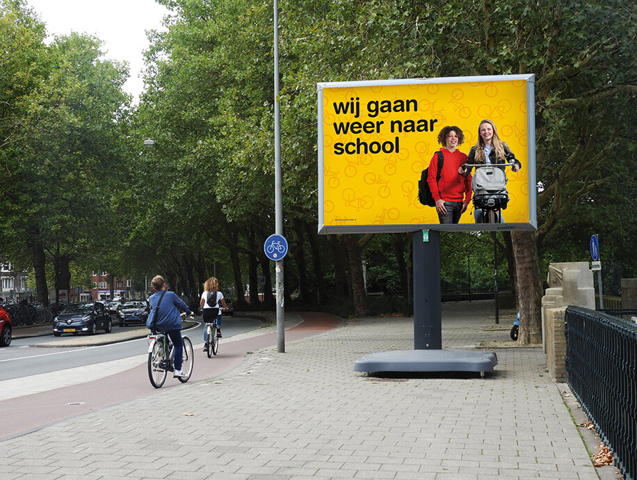 campagne wij gaan weer naar school start schooljaar kinderen veilig naar school verkeersveiligheid rondom scholen in schoolomgeving en schoolzone na de zomervakantie weggebruikers wijzen op meer kinderen op de weg om ongelukken te voorkomen